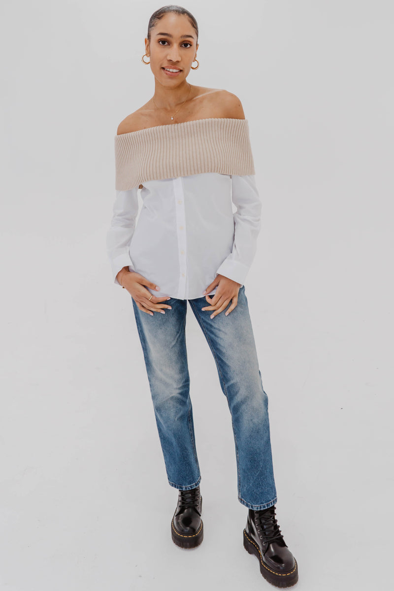 Chandail Naadam en cachemire mélangé beige côtelé avec épaules dénudées et chemise blanche intégrée, style hybride sophistiqué, silhouette moderne et structurée - vue de face