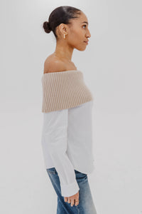 Chandail Naadam en cachemire mélangé beige côtelé avec épaules dénudées et chemise blanche intégrée, style hybride sophistiqué, silhouette moderne et structurée - vue latérale