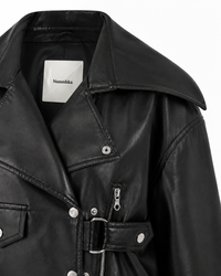 Veste Nanushka Ado courte en similicuir noir régénéré avec finition mate, silhouette écourté et fermeture éclair asymétrique, design minimaliste hongrois - vue détail
