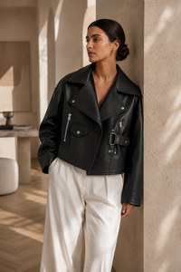Veste Nanushka Ado courte en similicuir noir régénéré avec finition mate, silhouette écourté et fermeture éclair asymétrique, design minimaliste hongrois - lifestyle