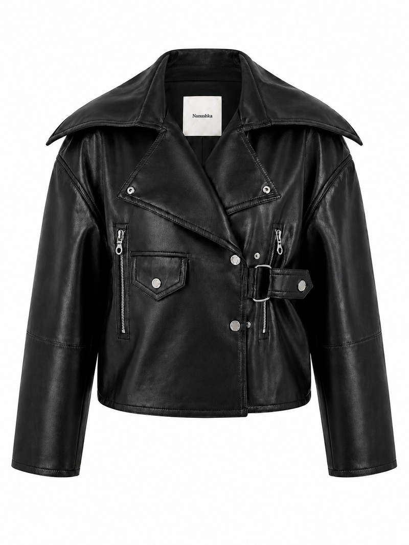 Veste Nanushka Ado courte en similicuir noir régénéré avec finition mate, silhouette écourté et fermeture éclair asymétrique, design minimaliste hongrois - vue de face
