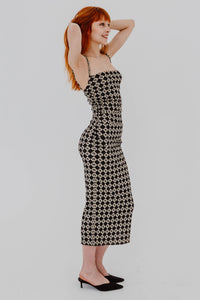 Robe Alexa par Nanushka en mesh recyclé noir, motif diamant check, coupe cintrée ajustée, style mystique élégant - vue latérale