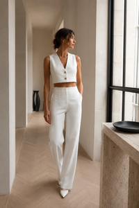 Veste courte Nanushka Suree blanc cassé en viscose structurée, coupe tailleur crop, encolure dégagée_editoriale
