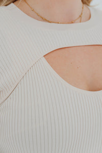 Pinko robe en tricot côtelé et à découpe crème - détail découpe