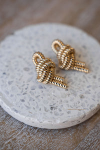 Boucles d'oreilles Rabanne en laiton doré poli miroir, motif nœud nautique sculptural, finition brillante intense, fabriquées en Italie, 1,5 x 0,75 po_Vue principale