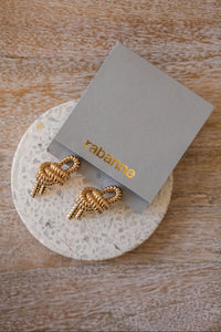 Boucles d'oreilles Rabanne en laiton doré poli miroir, motif nœud nautique sculptural, finition brillante intense, fabriquées en Italie, 1,5 x 0,75 po_avec emballage d'origine