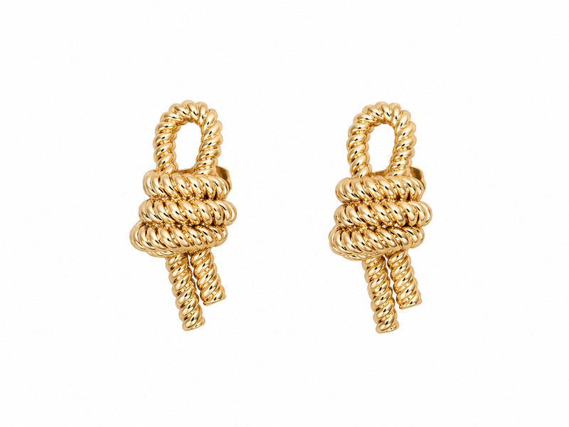 Boucles d'oreilles Rabanne en laiton doré poli miroir, motif nœud nautique sculptural, finition brillante intense, fabriquées en Italie, 1,5 x 0,75 po_Vue principale_fond blanc