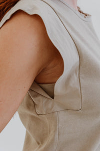 Top muscle Rag & Bone en khaki avec détails mix media, style débardeur sans manches côtelé, coupe ajustée moderne, finition texturée _ détail manche