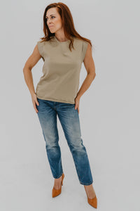 Top muscle Rag & Bone en khaki avec détails mix media, style débardeur sans manches côtelé, coupe ajustée moderne, finition texturée _ vu de face