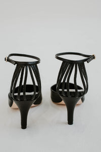 Escarpins à talons Reformation Daria en cuir noir texturé, bout rond élégant, détails de cage délicate au talon, bride à boucle à la cheville sécurisée, doublure cuir, semelle cuir avec embout caoutchouc, talon 3 pouces - back