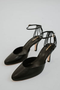 Escarpins à talons Reformation Daria en cuir noir texturé, bout rond élégant, détails de cage délicate au talon, bride à boucle à la cheville sécurisée, doublure cuir, semelle cuir avec embout caoutchouc, talon 3 pouces - vue principale