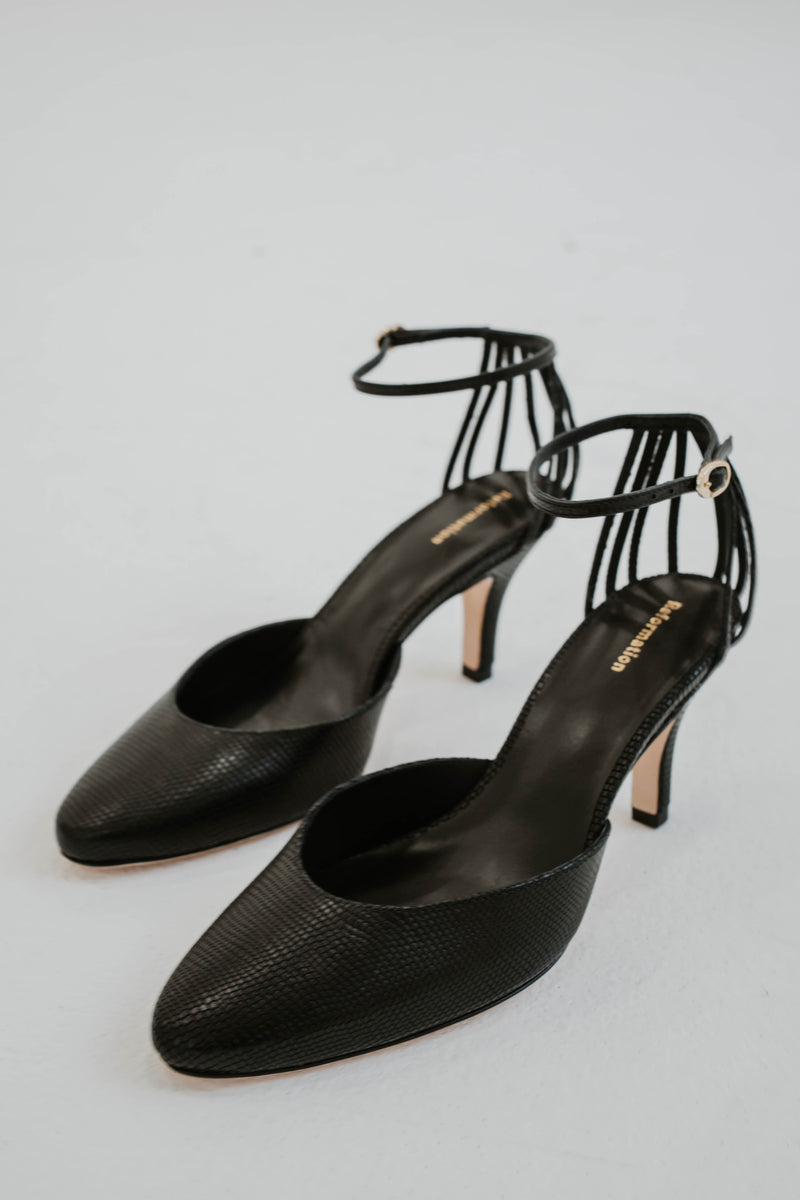 Escarpins à talons Reformation Daria en cuir noir texturé, bout rond élégant, détails de cage délicate au talon, bride à boucle à la cheville sécurisée, doublure cuir, semelle cuir avec embout caoutchouc, talon 3 pouces - vue principale