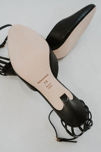 Escarpins à talons Reformation Daria en cuir noir texturé, bout rond élégant, détails de cage délicate au talon, bride à boucle à la cheville sécurisée, doublure cuir, semelle cuir avec embout caoutchouc, talon 3 pouces _ semelle