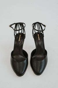 Escarpins à talons Reformation Daria en cuir noir texturé, bout rond élégant, détails de cage délicate au talon, bride à boucle à la cheville sécurisée, doublure cuir, semelle cuir avec embout caoutchouc, talon 3 pouces - vue de face