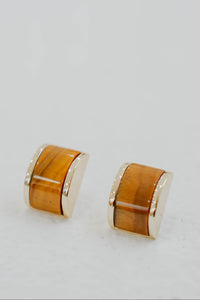 Boucles d'oreilles clous Ronny Kobo Bengali en laiton plaqué or 14k avec pierres rectangulaires d'œil de tigre semi-précieuses, tons miellés chatoyants, fermeture à tige sécurisée, design minimaliste élégant - paire