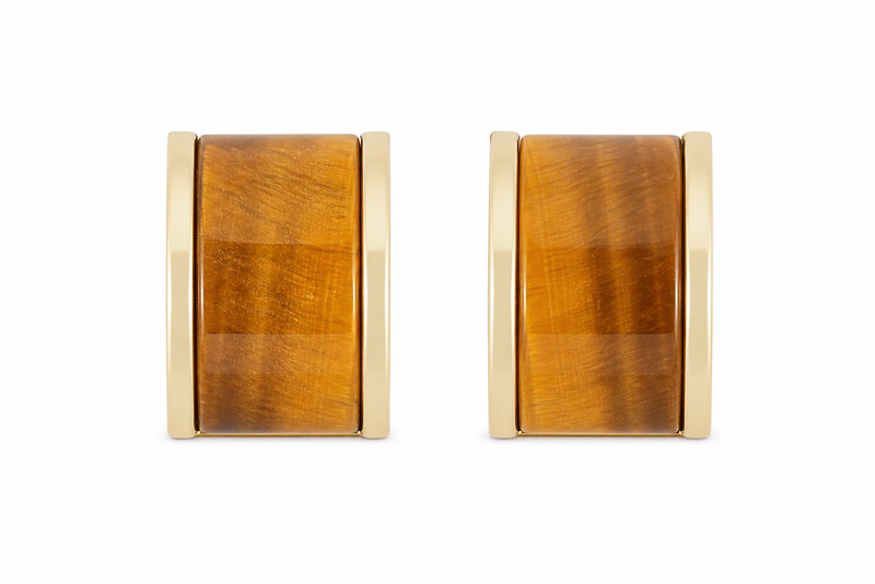 Boucles d'oreilles clous Ronny Kobo Bengali en laiton plaqué or 14k avec pierres rectangulaires d'œil de tigre semi-précieuses, tons miellés chatoyants, fermeture à tige sécurisée, design minimaliste élégant - ecomm fond blanc