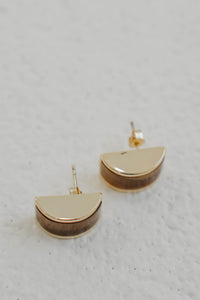 Boucles d'oreilles clous Ronny Kobo Bengali en laiton plaqué or 14k avec pierres rectangulaires d'œil de tigre semi-précieuses, tons miellés chatoyants, fermeture à tige sécurisée, design minimaliste élégant - vue latérale