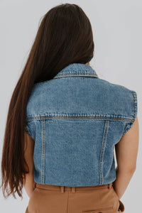 Bodysuit sans manches Carlisle par Ronny Kobo en denim moyen, boutons avant, coupe ajustée élégante - vue de dos