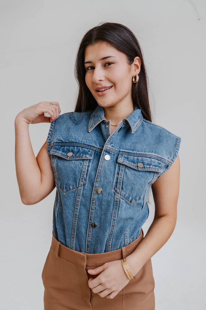 Bodysuit sans manches Carlisle par Ronny Kobo en denim moyen, boutons avant, coupe ajustée élégante - vue de face