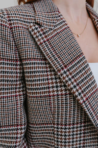 Blazer Sandro Mina en mélange de laine motif pied-de-poule crème et bordeaux, silhouette oversized, épaulettes structurées, revers en pointe, doublure complète, simple boutonnage, manches à boutons, coupe ajustée taille - détail col