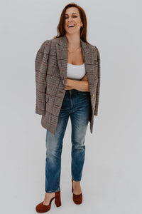 Blazer Sandro Mina en mélange de laine motif pied-de-poule crème et bordeaux, silhouette oversize, épaulettes structurées, revers en pointe, doublure complète, simple boutonnage, manches à boutons, coupe ajustée taille - sur épaules