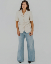 Blazer sandro truman en tweed écru avec ceinture - vue de face