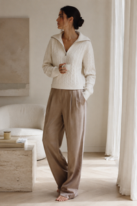 Sweater Lourdes manches longues par Simkhai en tricot blanc ivoire, coupe élégante, maille texturée premium - editoriale