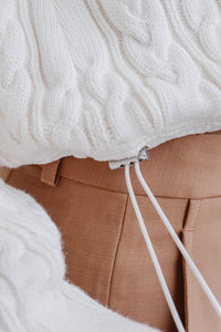 Sweater Lourdes manches longues par Simkhai en tricot blanc ivoire, coupe élégante, maille texturée premium - détail