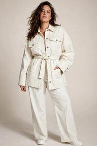 Veste en denim écru Sportmax Biblios portée par un mannequin, col chemise, boutons-pression, ceinture nouée à la taille, look monochrome écru _vue édito de face