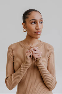 Robe sweater Luglio par Sportmax en tricot camel brun, coupe élégante midi, maille premium italienne _ détail