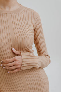 Robe sweater Luglio par Sportmax en tricot camel brun, coupe élégante midi, maille premium italienne - tissu