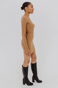 Robe sweater Luglio par Sportmax en tricot camel brun, coupe élégante midi, maille premium italienne_ vue latérale