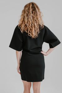 Robe mini Staud Truman en jersey noir super-stretch, taille froncée, encolure ras-du-cou, manches trois-quarts, silhouette ajustée non doublée, construction en jersey épais extensible
 _ vue de dos