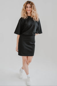 Robe mini Staud Truman en jersey noir super-stretch, taille froncée, encolure ras-du-cou, manches trois-quarts, silhouette ajustée non doublée, construction en jersey épais extensible _ vue de face