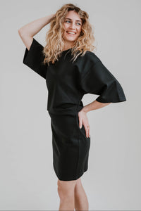 Robe mini Staud Truman en jersey noir super-stretch, taille froncée, encolure ras-du-cou, manches trois-quarts, silhouette ajustée non doublée, construction en jersey épais extensible _ vue latérale