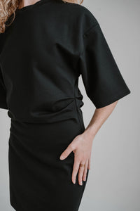 Robe mini Staud Truman en jersey noir super-stretch, taille froncée, encolure ras-du-cou, manches trois-quarts, silhouette ajustée non doublée, construction en jersey épais extensible _ détail manches