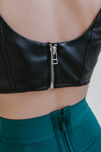 Top court Wells de Staud en faux cuir noir sans manches, style débardeur ajusté, silhouette moderne et minimaliste, finition mate - détail glissière