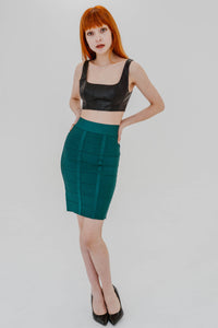 Top court Wells de Staud en faux cuir noir sans manches, style débardeur ajusté, silhouette moderne et minimaliste, finition mate - ensemble complet