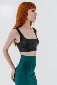 Top court Wells de Staud en faux cuir noir sans manches, style débardeur ajusté, silhouette moderne et minimaliste, finition mate - vue latérale