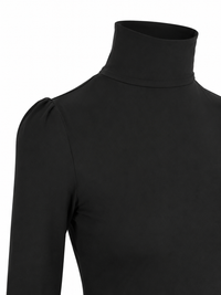 Détail du drapé dos de la robe mini noire Stella McCartney — ouverture dos fluide en viscose durable, signature Stella McCartney_détail construction du col