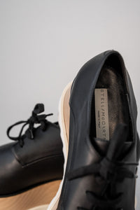 Derbys compensés Stella McCartney Elyse en similicuir grainé noir, semelle plateforme en bois de hêtre certifié FSC, bout carré anguleux, lacets, confection italienne végane_intérieur
