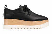 Derbys compensés Stella McCartney Elyse en similicuir grainé noir, semelle plateforme en bois de hêtre certifié FSC, bout carré anguleux, lacets, confection italienne végane_Fond blanc