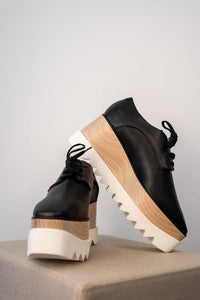 Derbys compensés Stella McCartney Elyse en similicuir grainé noir, semelle plateforme en bois de hêtre certifié FSC, bout carré anguleux, lacets, confection italienne végane_Vue complète