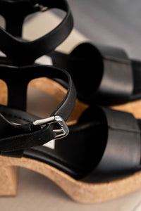 Sandale plateforme Stella McCartney Skyla en Alter Mat noir (VEGEA, cuir vegan issu du raisin), talon compensé en liège naturel 4,5-5 pouces, bride de cheville, fabriquée en Italie_détail de la boucle