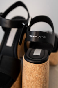 Sandale plateforme Stella McCartney Skyla en Alter Mat noir (VEGEA, cuir vegan issu du raisin), talon compensé en liège naturel 4,5-5 pouces, bride de cheville, fabriquée en Italie_détail ganse arrière