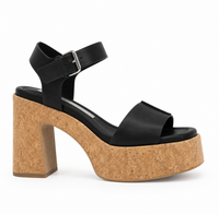 Sandale plateforme Stella McCartney Skyla en Alter Mat noir (VEGEA, cuir vegan issu du raisin), talon compensé en liège naturel 4,5-5 pouces, bride de cheville, fabriquée en Italie_Vue fond blanc