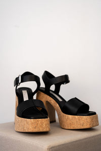 Sandale plateforme Stella McCartney Skyla en Alter Mat noir (VEGEA, cuir vegan issu du raisin), talon compensé en liège naturel 4,5-5 pouces, bride de cheville, fabriquée en Italie_Vue de face