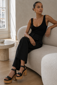 Sandale plateforme Stella McCartney Skyla en Alter Mat noir (VEGEA, cuir vegan issu du raisin), talon compensé en liège naturel 4,5-5 pouces, bride de cheville, fabriquée en Italie_Edito