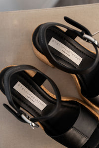 Sandale plateforme Stella McCartney Skyla en Alter Mat noir (VEGEA, cuir vegan issu du raisin), talon compensé en liège naturel 4,5-5 pouces, bride de cheville, fabriquée en Italie_détail semelle intérieure