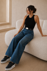 Baskets compensées Stella McCartney Sneak-Elyse en microfibre végane noire, semelle plateforme micro-dentée bicolore noir et blanc, bout carré anguleux, ruban rayé signature au talon, confection italienne_lifestyle